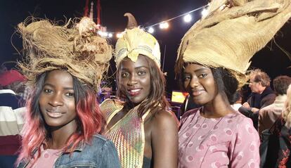 Tres mujeres de la agencia de modelos Baye Fall posan con creaciones de este diseñador durante el acto de presentación de la nueva Villa Saint Louis.