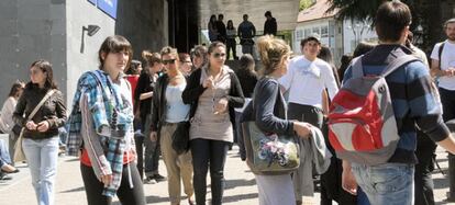 Estudiantes en el campus de la Universidad de Santiago de Compostela.