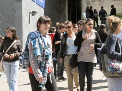 Estudiantes en el campus de la Universidad de Santiago de Compostela.