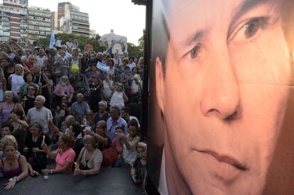 Cientos de personas se concentran en una céntrica plaza de Buenos Aires para conmemorar el primer aniversario de la muerte del fiscal argentino Alberto Nisman.