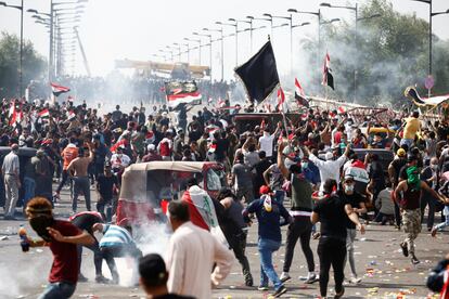 Al menos 21 personas han muerto y cerca de 1.800 han resultado heridas en los choques que se han producido este viernes en Iraq entre los manifestantes y las fuerzas de seguridad en varios puntos del país. En la imagen, policías antidisturbios tratan de dispersar a centenares de manifestantes con gases lacrimógenos en Bagdad.