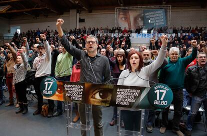 Begoña Uzkudun, brazo en alto, junto a Xabier Alegría, en un acto del colectivo de presos de ETA celebrado en Usurbil en 2016. Detrás de ella, con jersey verde, el exetarra Kubati. Josu Zabarte, alías 'El carnicero de Mondragón', el tercero por la izquierda y con gorra.