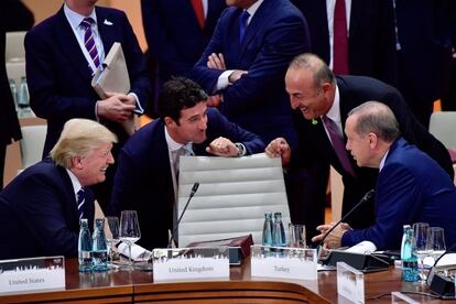 Donald Trump charla con el presidente turco Tayyip Erfdogan (derecha), antes del inicio de la primera sesión de la Cumbre del G20.