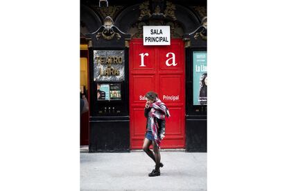 Entrada del teatro Lara, en la Corredera Baja de San Pablo, en el barrio madrileño de Malasaña.