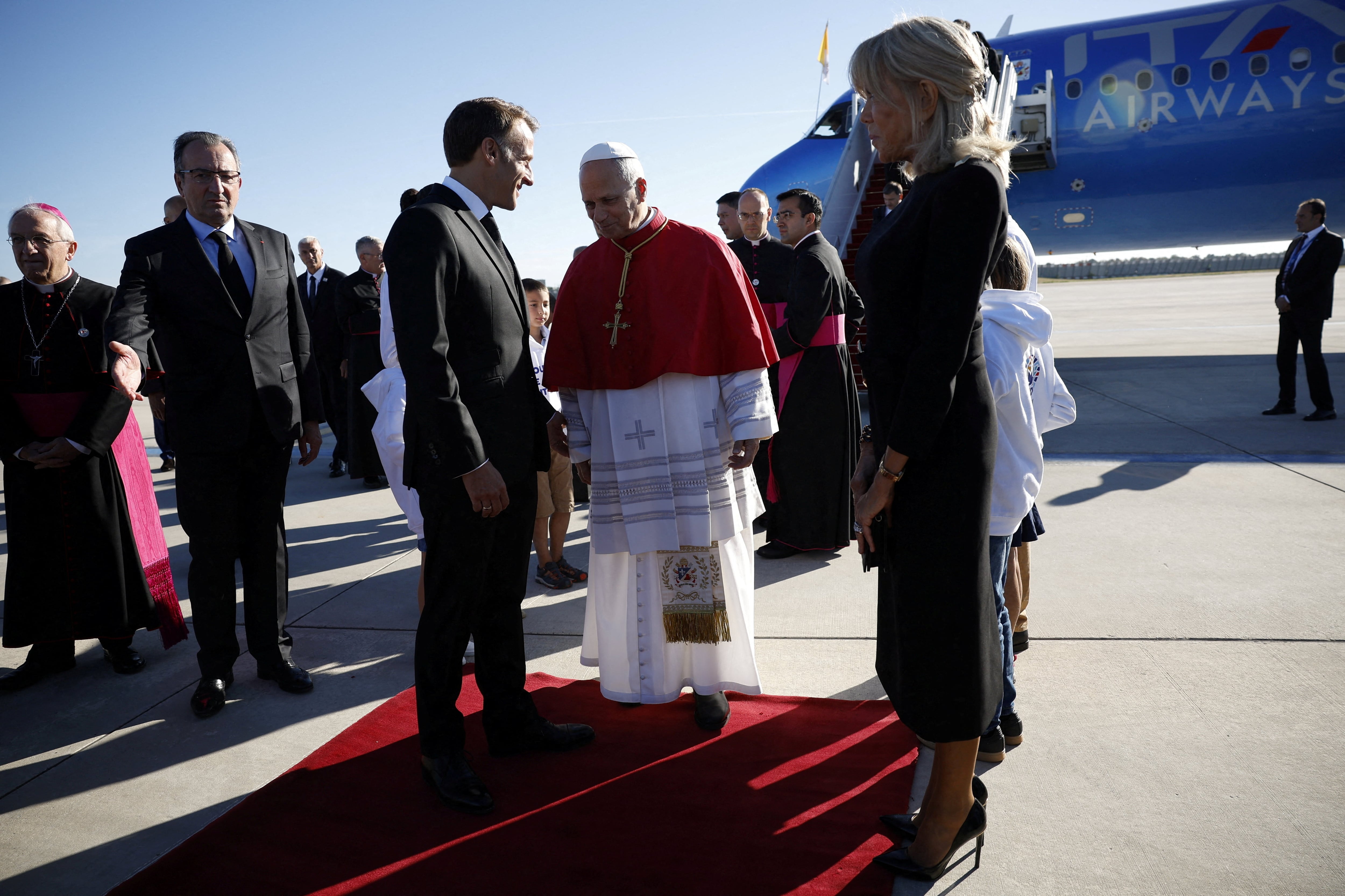 El papa León XIV aterriza en Francia en plena crisis de la laicidad