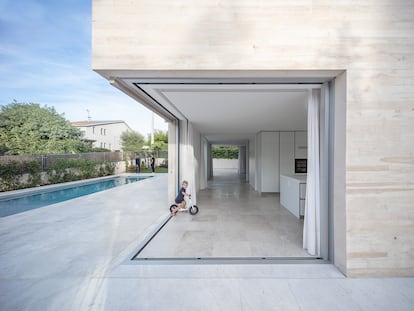 Una de las esquinas de la casa, que se convierte en porche al abrir las puertas de vidrio del salón.