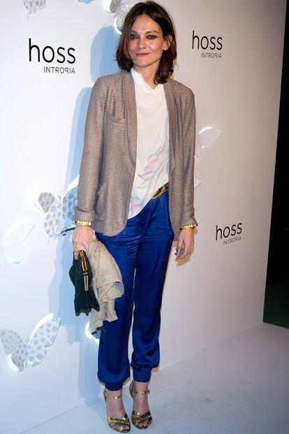 Laura Ponte, muy elegante, con pantalón eléctrico y camisa de seda estampada con flores pastel.