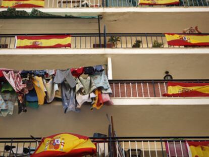 Balcones con banderas en Málaga.