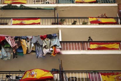 Balcones con banderas en Málaga