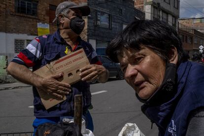 Luis Alfonso Ballén (59) tiene el mapa más preciso de Bogotá tatuado en la memoria. Se conoce los comercios de todas las esquinas, los límites de cada barrio y los lugares "a los que es mejor no pasar". Pero son apenas un puñado de recuerdos de cuando podía ver. Hoy, la imagen que tiene de la calle en la que creció está aderezada por lo que le cuenta Marta Patricia Hilarión (61), su compañera y "su par de ojos". 