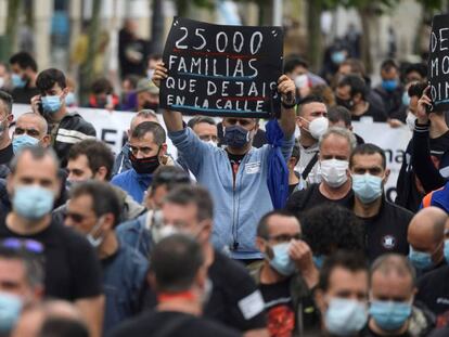 Los trabajadores de Nissan en Barcelona protestan por las calles de Santander, la semana pasada.