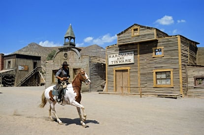 El almeriense desierto de Tabernas se convirtió en el Lejano Oeste americano a partir de los años 60, cuando algunos directores italianos comenzaron a hacer 'westerns' como churros en él. Los más famosos de todos ellos siguen siendo los de la llamada trilogía de los dólares de Sergio Leone: 'Por un puñado de dólares', (1964); 'La muerte tenía un precio' (1965) y 'El bueno, el feo y el malo' (1966).