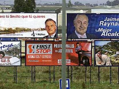 Carteles electorales en Sevilla