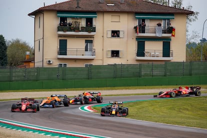 Verstappen se sale de la pisra en un momento de la carrera en el circuito de Imola.