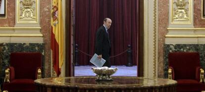 Alfredo Pérez Rubalcaba, pasa frente al Salón de los Pasos Perdidos en el Congreso de los Diputados.