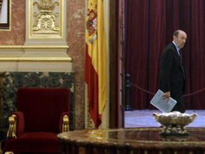 Alfredo Pérez Rubalcaba, pasa frente al Salón de los Pasos Perdidos en el Congreso de los Diputados.