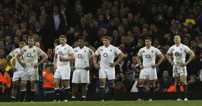 Los jugadores de la selección inglesa esperan un tiro a palos de Gales.