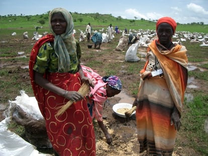 El reparto aéreo de comida era la única manera de proveer esta área de Darfur en el año 2005 debido a la inseguridad y al mal estado de las carreteras.