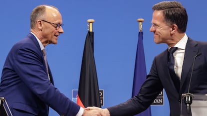 El canciller alemán, Friedrich Merz, y el secretario general de la OTAN, Mark Rutte, este viernes en Bruselas.