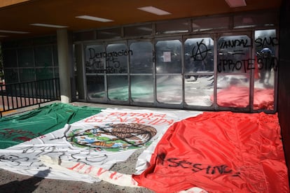 Integrantes del 'bloque negro' retiraron una bandera de la explanada principal de Rectoría, el 4 de abril.
