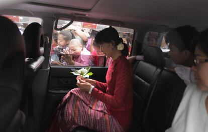 Suu Kyi, tras votar en las elecciones.