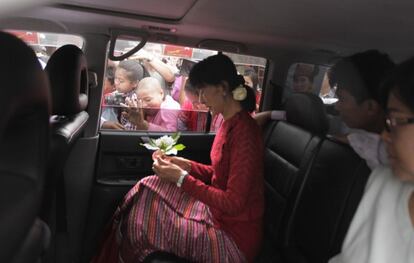 Suu Kyi, tras votar en las elecciones. 