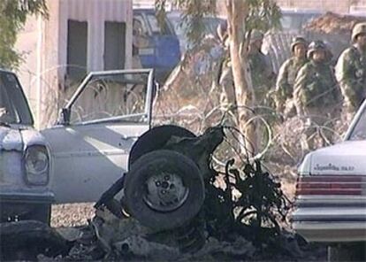 Restos del coche bomba que ha estallado esta mañana en Bagdad, en una imagen tomada de la televisión.