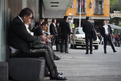 Mariachis se quejan de que el establecimiento del Museo del Tequila y el Mezcal ha afectado a la presencia del turismo en la Plaza Garibaldi.