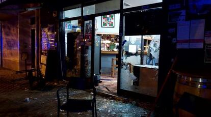 Desperfectos en el bar Ezpala tras el ataque de los ultras del Barcelona.