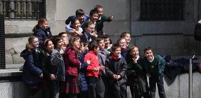 Rajoy, este mi&eacute;rcoles con un grupo de escolares de visita en el Museo Reina Sof&iacute;a de Madrid. 