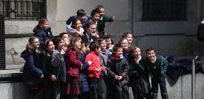 Rajoy, este miércoles con un grupo de escolares de visita en el Museo Reina Sofía de Madrid.
