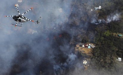 Un helicóptero sobrevuela la zona devastada por la erupción del volcán Kilauea en Leilani Estates, Hawái, el 6 de mayo de 2018.