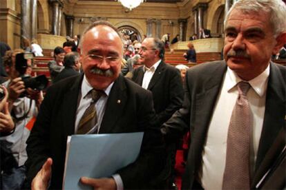 El líder de ERC, Josep Lluís Carod Rovira, y Pasqual Maragall, a la salida del hemiciclo del Parlamento catalán.