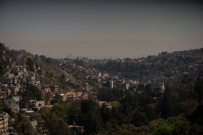 Vista de Ciudad de México desde Santa Fe durante una contingencia ambiental Fase 1