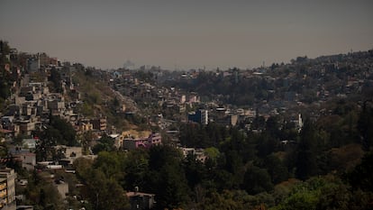 Vista de Ciudad de México desde Santa Fe el viernes 23 de febrero de 2024, durante una contingencia ambiental Fase 1 declarada por las autoridades.