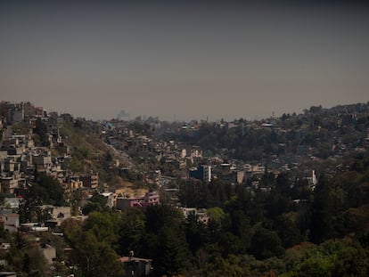 Vista de Ciudad de México desde Santa Fe durante una contingencia ambiental Fase 1