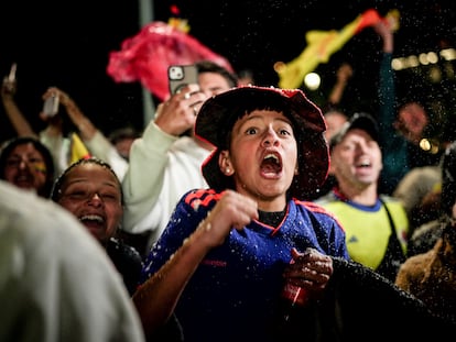 Un aficionado festeja el pase a la final de la Copa América, en Bogotá, el 10 de julio.