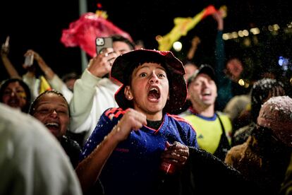 Un aficionado festeja el pase a la final de la Copa América, en Bogotá, el 10 de julio.