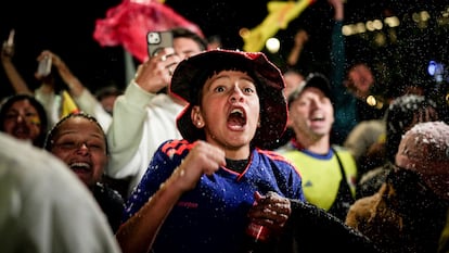 Un aficionado festeja el pase a la final de la Copa América, en Bogotá, el 10 de julio.