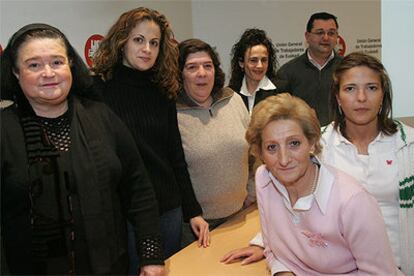 Azucena Lamaza (abajo, a la derecha) posa rodeada de la sección sindical de la empresa bermeana Salica, ayer, en Bilbao, antes de recoger sus premios.