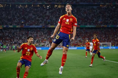 El centrocampista de la selección española Dani Olmo celebra tras marcar el segundo gol ante Francia.