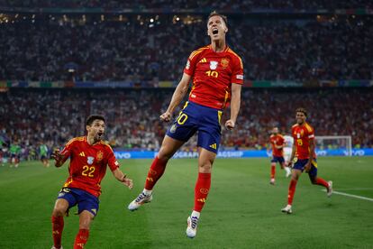 El centrocampista de la selección española Dani Olmo celebra tras marcar el segundo gol ante Francia.