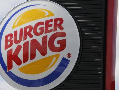 Logo de Burger King sobre la fachada de uno de sus restaurantes.