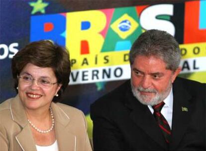 La ministra brasileña, Dilma Rousseff, junto al presidente Lula, en un acto en Brasilia.