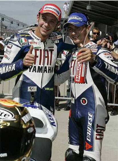 Rossi y Lorenzo saludan después de que el italiano consiga la pole en Indianápolis