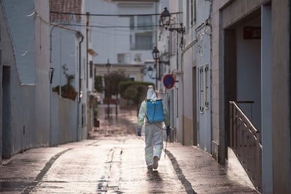 Tres tractores y miembros de la brigada municipal limpian y desinfectado las calles de Es Mercadal y Fornells (Menorca). 