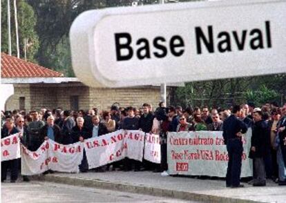 Los trabajadores bloquean la entrada de la base de Rota durante sus movilizaciones del año pasado.