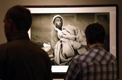 Sus exposiciones, en las que la belleza servía para abrir profundas reflexiones, recorrieron el mundo. En la imagen, una exposición en Berlín, en 2008.