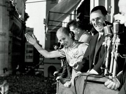 Eva Duarte de Perón y Juan Domingo Perón saludan a la multitud desde el balcón de la Casa Rosada, en octubre de 1950.