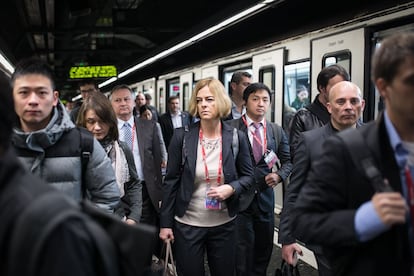 Congressistes intentant arribar en metro al MWC, ahir.